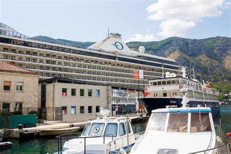 Grande Navio De Cruzeiros Riviera Na Baía De Boka Kotorska Imagem