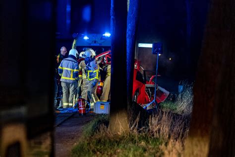 17 Jarig Meisje Komt Om Het Leven Nadat Auto Tegen Boom Botst In