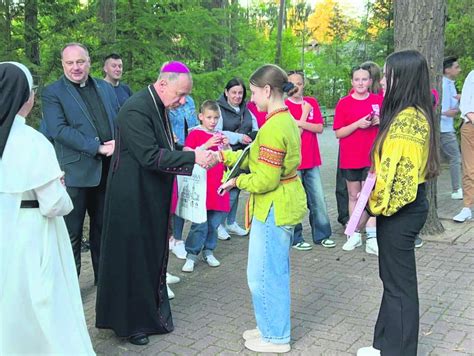 Krasnobród Biskup Marian Rojek odwiedził dzieci z Żółkwi