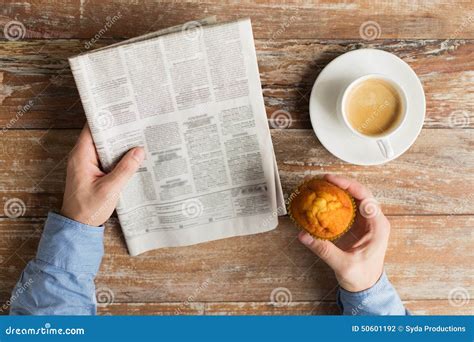 Ci Rrese Para Arriba De Las Manos Masculinas Con El Peri Dico Y El Caf