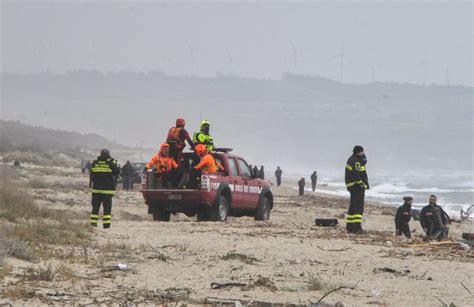 Naufragio De Migrantes En El Sur De Italia Deja Al Menos 59 Muertos