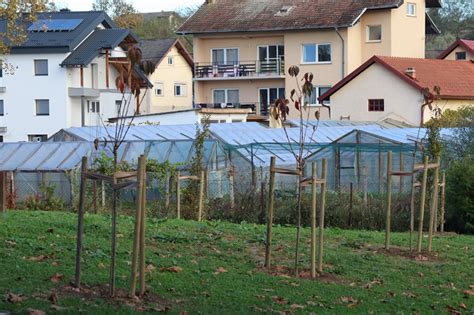 Foto U Dje Jem Vrti U Kri Evci Postavljene Klupe I Gumene Podloge Za