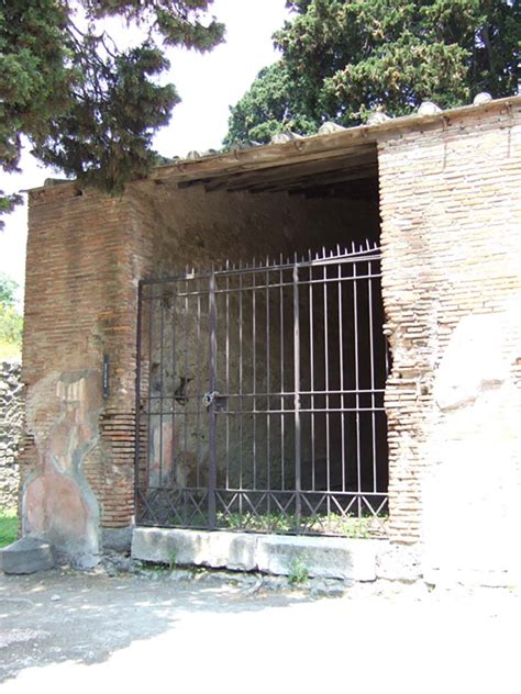 HGE12 Pompeii May 2006 Entrance Doorway Looking East