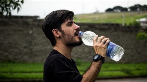 3 Bahaya Mengisi Ulang Botol Air Minum Plastik Sekali Pakai Awas