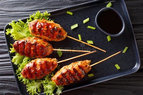 Tsukune Boulettes De Viande Japonaises De Yakitori De Poulet Servies