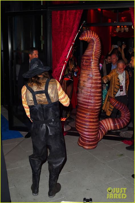 Heidi Klums Halloween 2022 Costume Was A Worm On A Hook With Husband