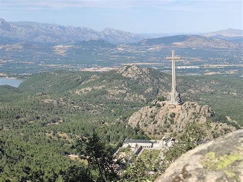 La ley para proteger la cruz del Valle de los Caídos avanza