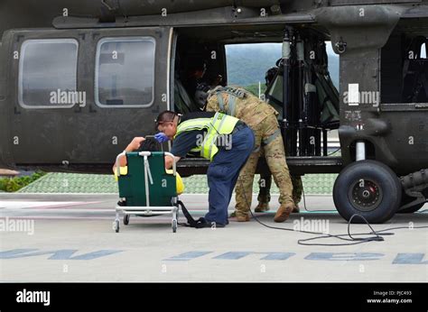 Honolulu July U S Army Medical Team Members Prepare To Load