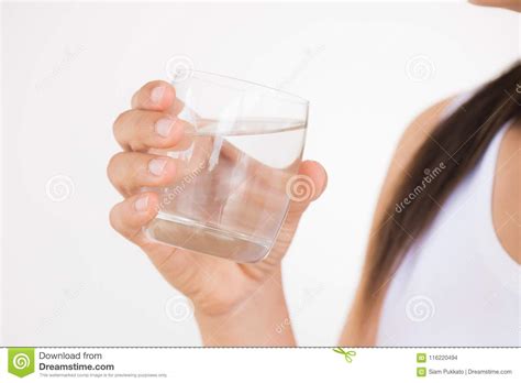 Un Vidrio De Agua Mineral Limpia En Manos Del S De La Mujer Foto De