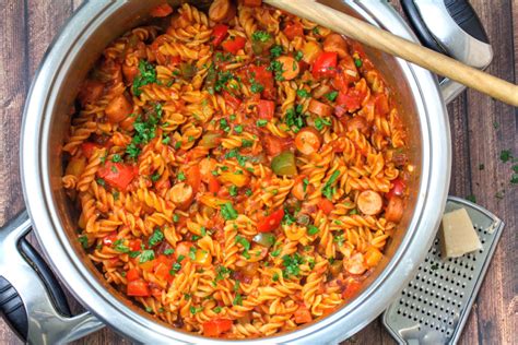 Rezept One Pot Pasta mit Paprika Würstchen in Tomatensoße