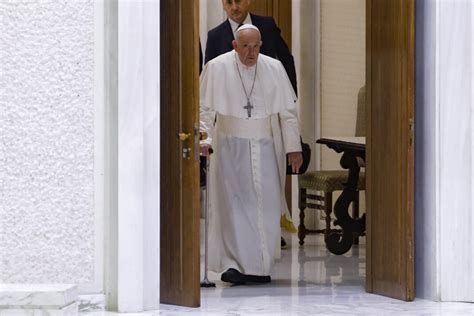 Papa Vuelve A Asomarse A La Ventana Del Vaticano Tras Su Bronquitis