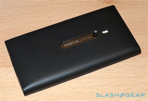 Nokia Lumia 800 Unboxing - SlashGear