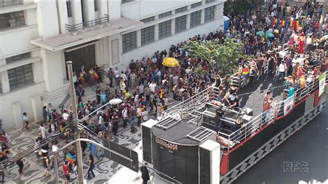 Marcha pela Diversidade leva milhares de pessoas às ruas de Curitiba