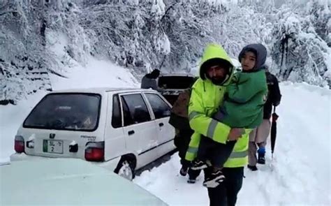 巴基斯坦景区遭暴雪袭击，千车被困，已致22人死亡 见道网