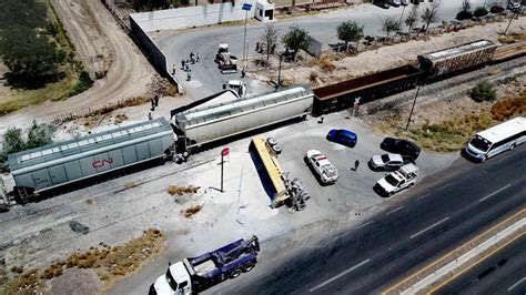 Tráiler con material de construcción es impactado por tren en Gómez Palacio