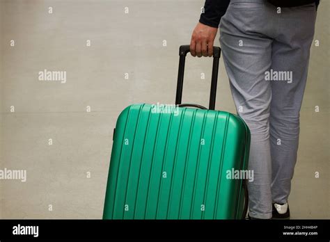 Attente L A Roport Le Concept De Vacances D T Un Voyageur Avec Une