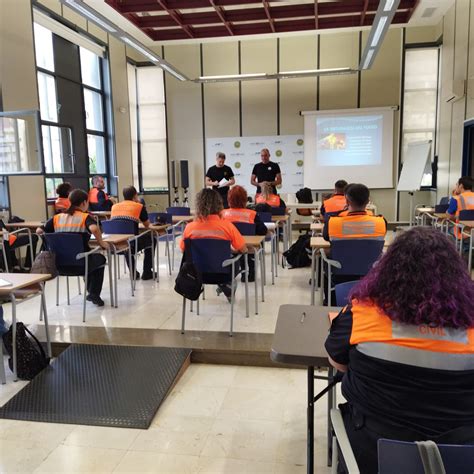 Los voluntarios de Protección Civil participan en un curso intensivo de