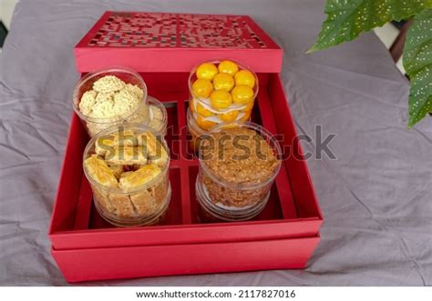 135 Chinese New Year Celebrations Hamper Images, Stock Photos & Vectors ...