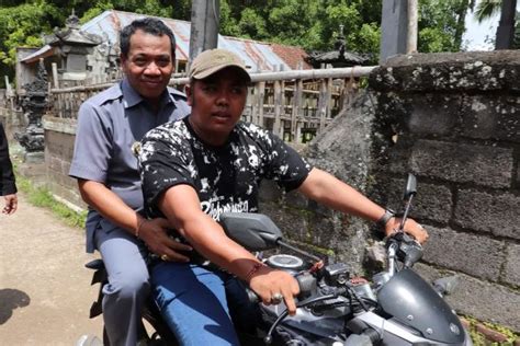 Naik Motor Pj Bupati Lihadnyana Pantau Psu Di Dua Tps Desa Pedawa