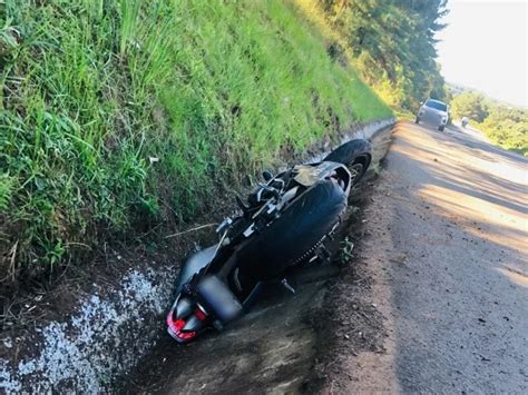 Moticiclista fica gravemente ferido ao colidir em caminhão