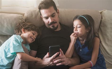 Cómo pueden los padres proteger la identidad digital de sus hijos