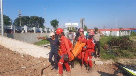 Lagi Asyik Mancing Di Kalimalang Elon Kaget Tiba Tiba Temukan Jasad