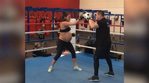 This Mom To Be Is 9 Months Pregnant And Still Boxing In The Ring Youtube