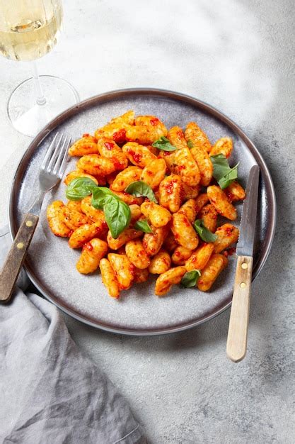 Gnocchi De Patata Tradicional Italiana Con Salsa De Tomate Y Albahaca