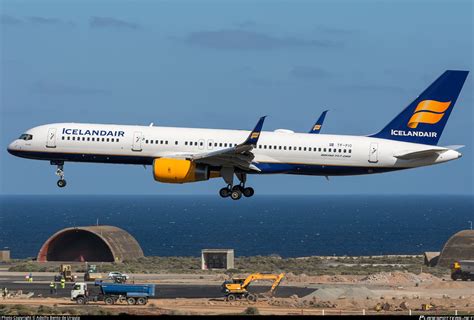 TF FIO Icelandair Boeing 757 208 WL Photo by Adolfo Bento de Urquía