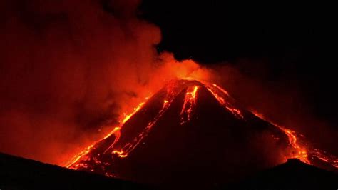 La spettacolare eruzione dell Etna nella notte colate di lava in più