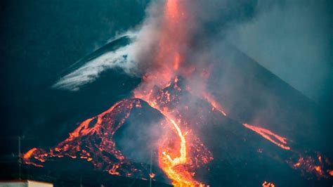 Un gran río de lava se mueve hacia el oeste tras la ruptura del cono