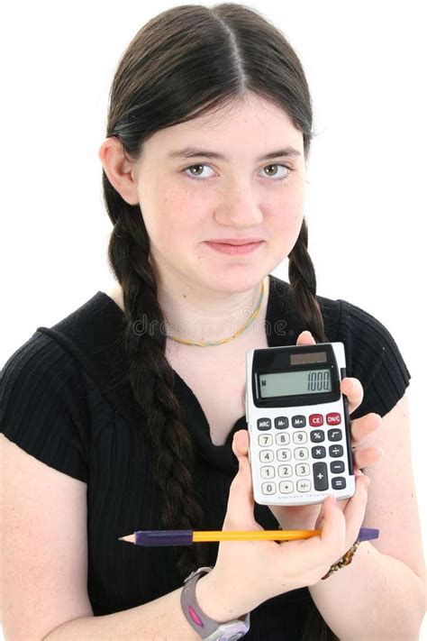 Muchacha Hermosa Del Tween Que Muestra Apagado La Calculadora Foto De