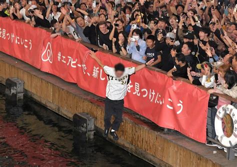 【画像】道頓堀に飛び込むファン出現！阪神日本一で胴上げ！六甲おろし合唱！カオスに 警官が戎橋両側に隊列 グリコ消灯＆2m目張り ライブドアニュース