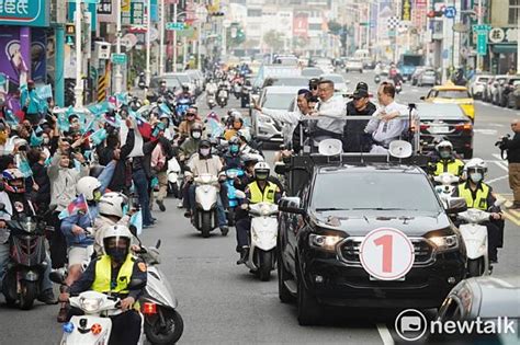 現場觀察》深入綠營票倉 柯文哲車掃遇2藍小雞喊「加油」、也見倒讚中指 新頭殼 Line Today