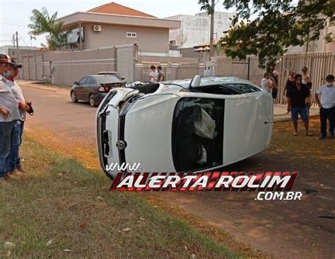 Ve Culo Tomba Na Via Ap S Condutor Desviar De Moto E Bate Em Carro