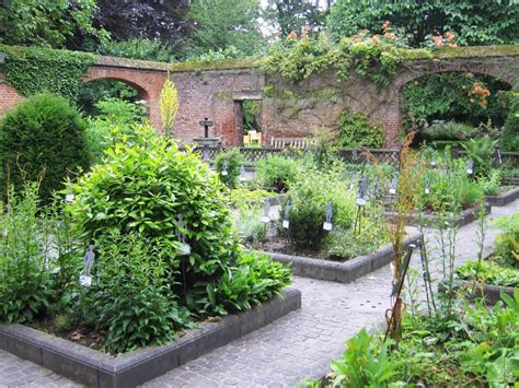 Les Jardins De La Maison D Erasme Anderlecht La Terre Est Un Jardin