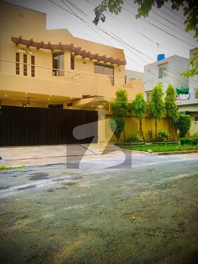 10 Marla House For Sale In Valencia Town Lahore Facing Park Near Main