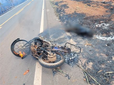 Incêndio na mata causa acidente entre van e moto piloto morre