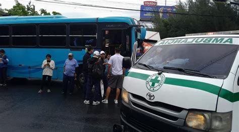 Reportan accidente entre un bus y camión sobre la Alameda Juan Pablo II