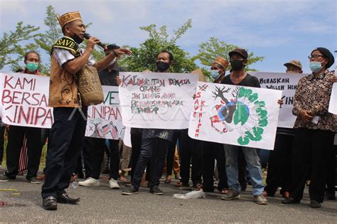 Unjuk Rasa Masyarakat Adat Kinipan Di Palangkaraya Antara Foto