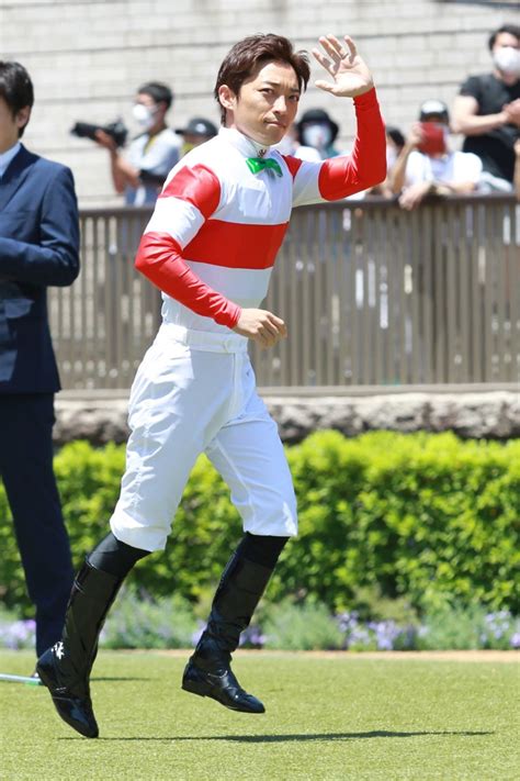 Jra Van公式 On Twitter 日本ダービー上位人気馬に騎乗する各ジョッキー🏇 それぞれの枠順のダービーリボンを付けてセレモニー