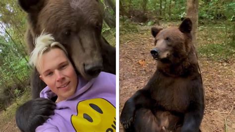 Joven Ruso Es El Mejor Amigo De Un Oso Salvaje Sus Abrazos Y Juegos Se