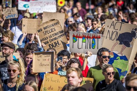 Greve global pelo clima leva milhares de manifestantes às ruas contra