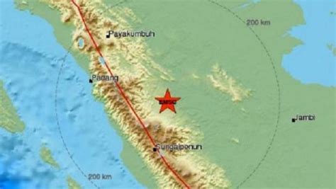 Fuerte Sismo En Indonesia Deja Al Menos Heridos Y Casas Da Adas