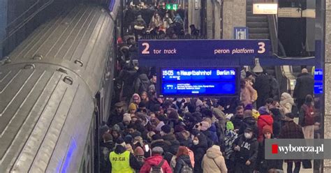 Warszawa Centralna T Umy Uchod C W Na Peronie Oczekuj Na Odjazd