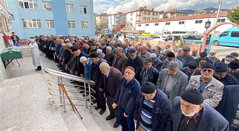 Apartman bahçesinde ölü bulunan kadının cenazesi defnedildi