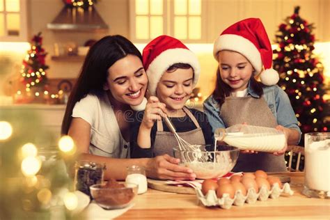 Madre Feliz Y Sus Hijos Haciendo Masa Para Deliciosas Galletas De