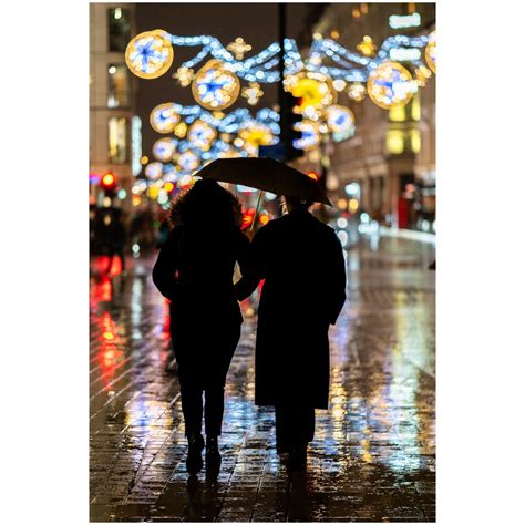 Rainy London at Christmas : r/streetphotography