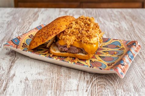 Hambúrguer Bovino Com Pão Quadrado Queijo Cheddar Derretido Molho