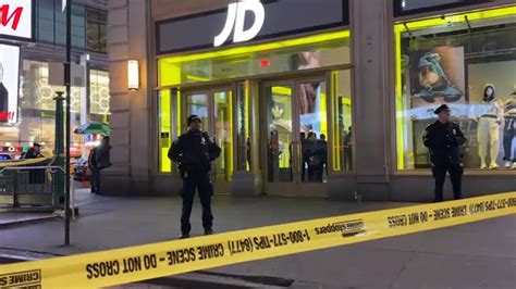 Shooting In Midtown Nyc Nypd Searches For Gunman After Tourist Shot